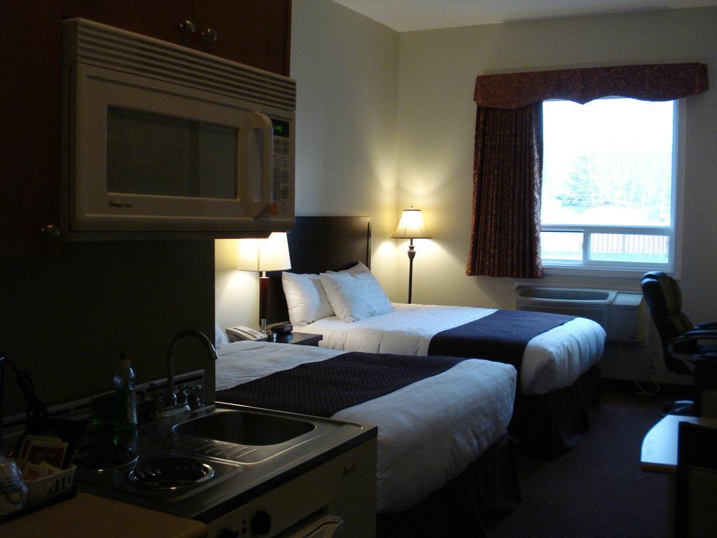 Days Inn By Wyndham Chetwynd Exterior foto
